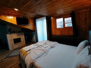 Design Room, 1 Double Bed | Premium bedding, minibar, in-room safe, laptop workspace - Hill River Hotel (Sile)