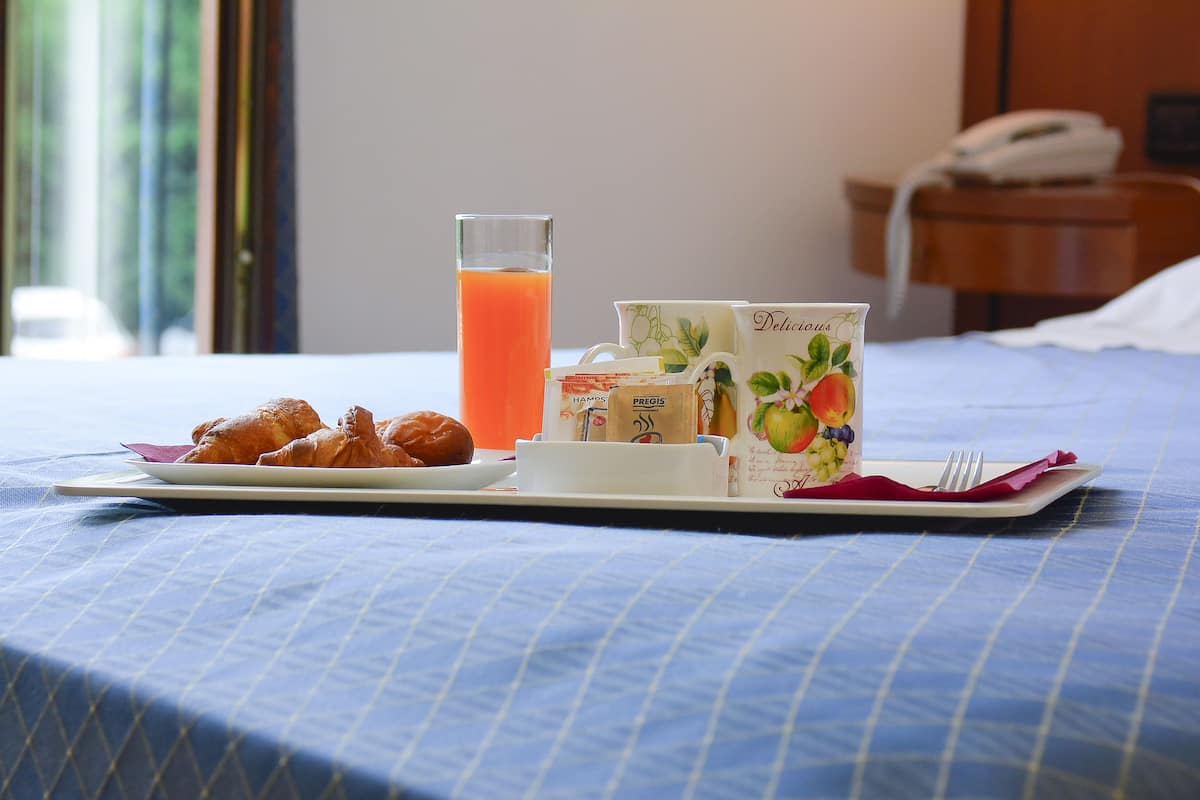 Junior suite | Luxe beddengoed, een minibar, een kluis op de kamer