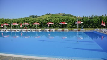 2 piscine all'aperto, ombrelloni da piscina, lettini