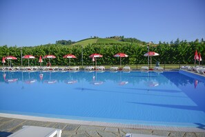 2 outdoor pools, open 10 AM to 7 PM, pool umbrellas, pool loungers - Tenuta Larenzania (Dogliani)