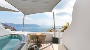 Suite, bubbelbad (Fable, Caldera View) | Uitzicht vanaf balkon