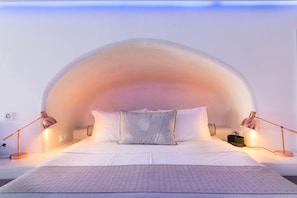 Suite, idromassaggio (Fable, Caldera View) | Minibar, cassaforte in camera, una scrivania, Wi-Fi gratuito