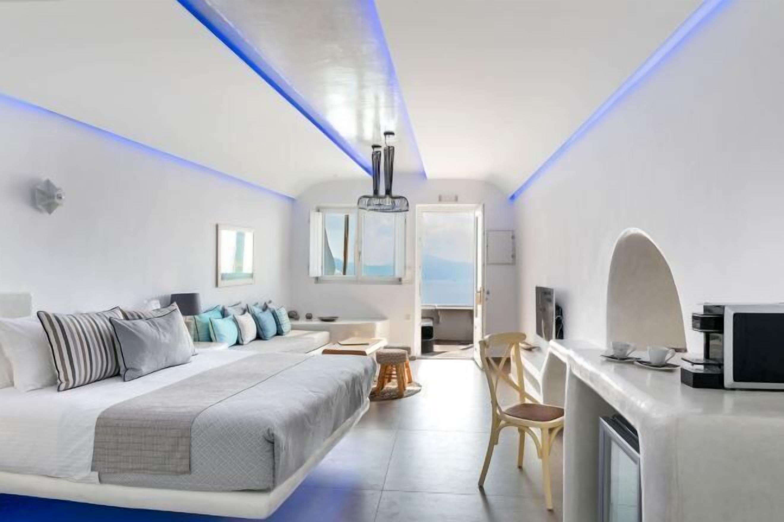 Minibar, in-room safe, desk, free WiFi