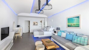 Un saló modern i ben il·luminat amb un sofà, una taula de centre i otomans.