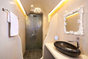 Suite, Whirlpool | Badezimmer | Dusche, Regendusche, Designer-Toilettenartikel, Haartrockner