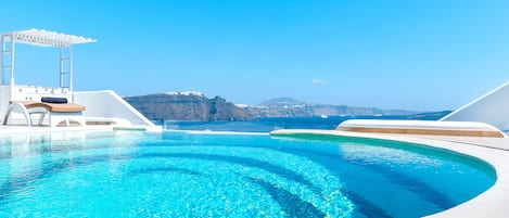 Piscine extérieure, chaises longues