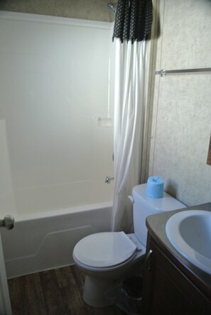 Basic Cottage, 2 Bedrooms | Bathroom | Combined shower/tub