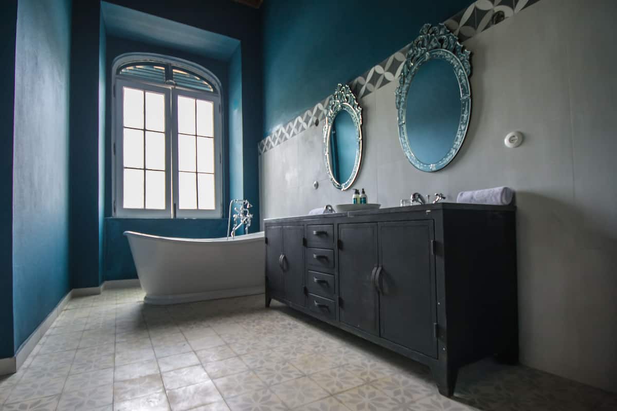 eclipse suite | bathroom | free toiletries, towels