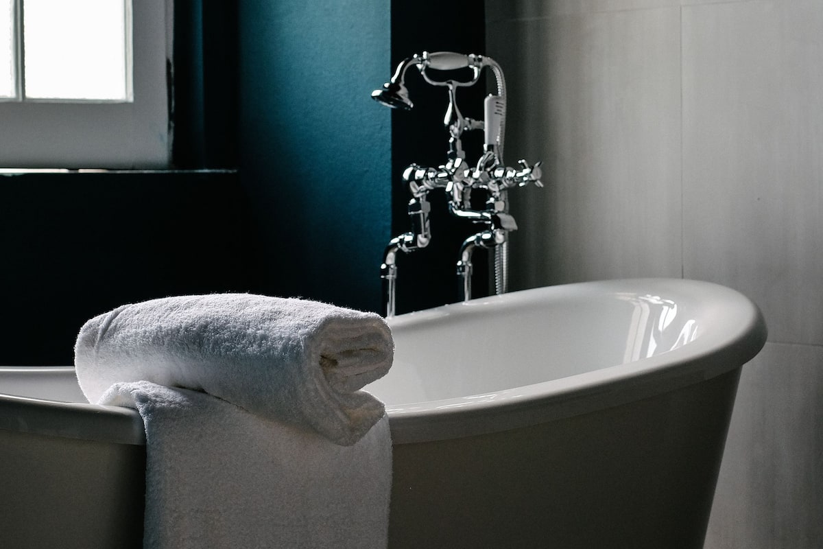 eclipse suite | deep-soaking bathtub