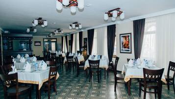 Frokost, lunsj og middag serveres, lokale retter