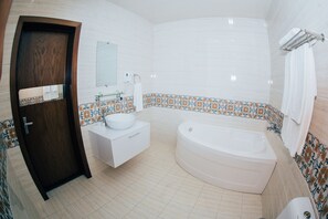 Regadera, amenidades de baño gratuitas, secadora de cabello, batas 