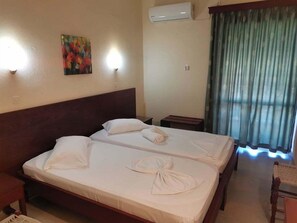 Habitación doble | Camas con pillow-top, caja de seguridad en la habitación y wifi gratis 