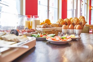 Desayuno buffet todos los días (con cargo)