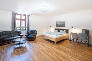 Individually decorated, individually furnished, desk, laptop workspace - Gwuni Mopera (Leipzig)