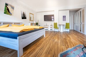 Decoración personalizada, muebles diferentes y escritorio 
