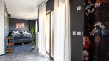 Habitación de lujo doble, 1 cama de matrimonio grande, terraza, vistas al patio | Decoración individual, mobiliario individual, escritorio