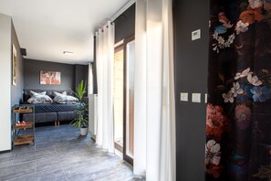 Luxury-Doppelzimmer, 1 King-Bett, Terrasse, Blick auf den Innenhof | Individuell dekoriert, individuell eingerichtet, Schreibtisch