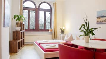 Individuell dekoriert, individuell eingerichtet, Schreibtisch