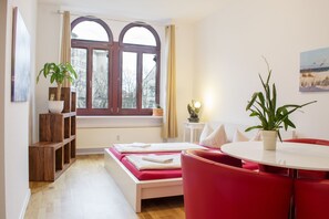 Decoración personalizada, muebles diferentes y escritorio 