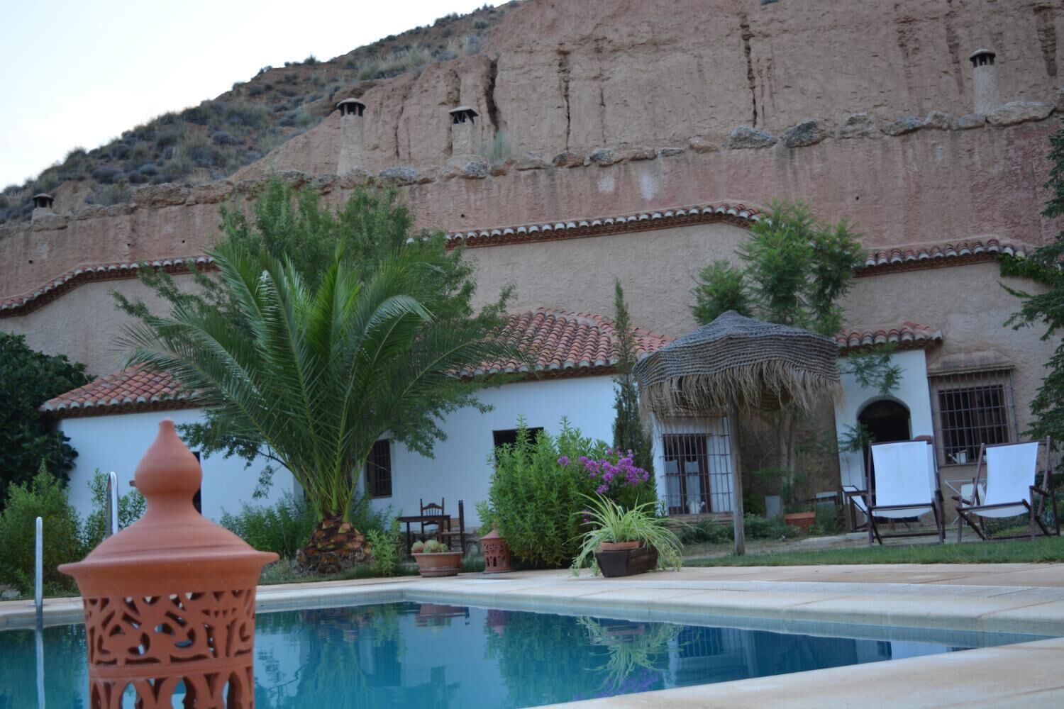 Una piscina al aire libre, tumbonas