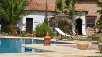 Piscine extérieure, chaises longues