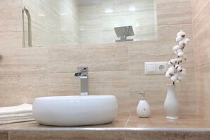 Apartment on Socialisticheskaya, 199 | Bathroom | Bathtub, free toiletries, hair dryer, towels - PaulMarie Apartments in Bobruisk (Bobruysk)