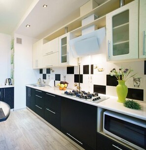 Réfrigérateur, micro-ondes, plaque de cuisson, cafetière/bouilloire