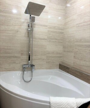Căn hộ trung tâm thành phố, 1 phòng ngủ, không hút thuốc, bếp | Phòng tắm | Bồn tắm, đồ dùng nhà tắm miễn phí, máy sấy tóc, khăn tắm 