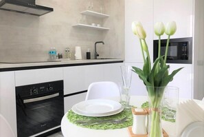 Apartamento City, 1 habitación, no fumadores, cocina | Cocina privada | Frigorífico, microondas, placa de cocina y cafetera o tetera