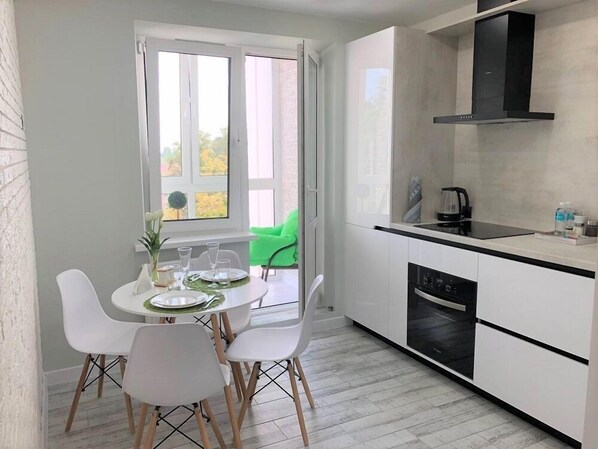 Apartamento City, 1 habitación, no fumadores, cocina | Cocina privada | Frigorífico, microondas, placa de cocina y cafetera o tetera
