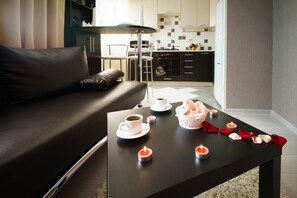 Apartamento (Gorkogo 34) | Cocina privada | Frigorífico, microondas, placa de cocina y cafetera o tetera