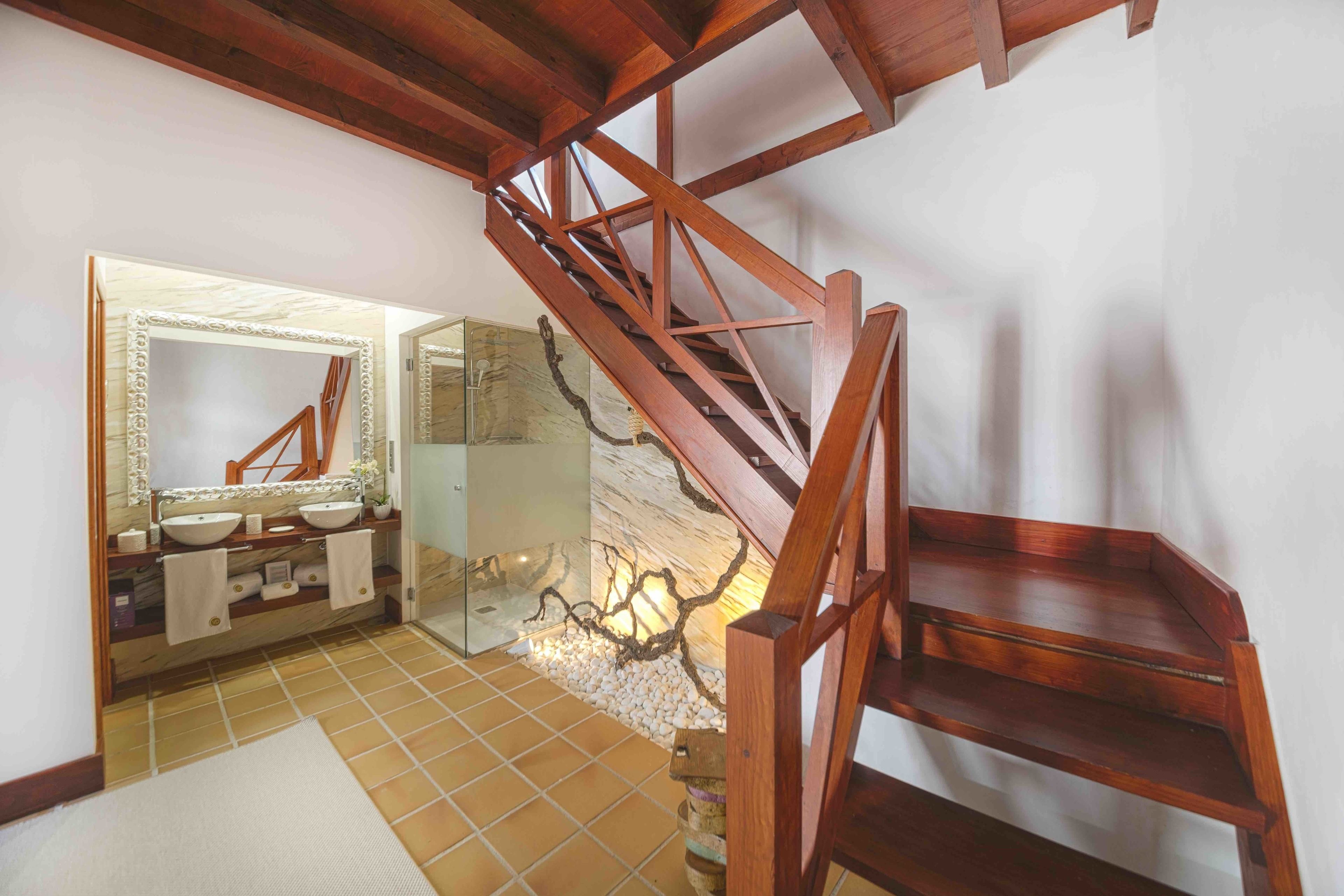 Suite junior | Baño | Regadera, secadora de cabello, toallas, jabón 