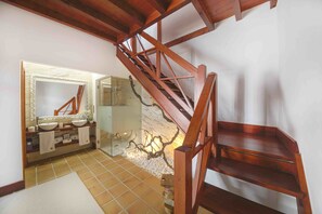 Suite junior | Baño | Ducha, secador de pelo, toallas y jabón