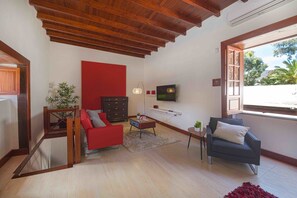 Junior Suite | Living area | 32-inch Smart TV with satellite channels, TV - Delmás Hotel Emblemático (Haria)