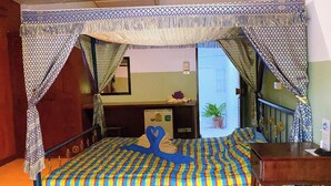 A room with a bed, a desk, and a chair. - Viewdoi Art and Resort by Zuzu (Chiang Mai)