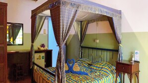 A four-poster bed with a canopy, a bedside table, and a mirror on the wall. - Viewdoi Art and Resort by Zuzu (Chiang Mai)
