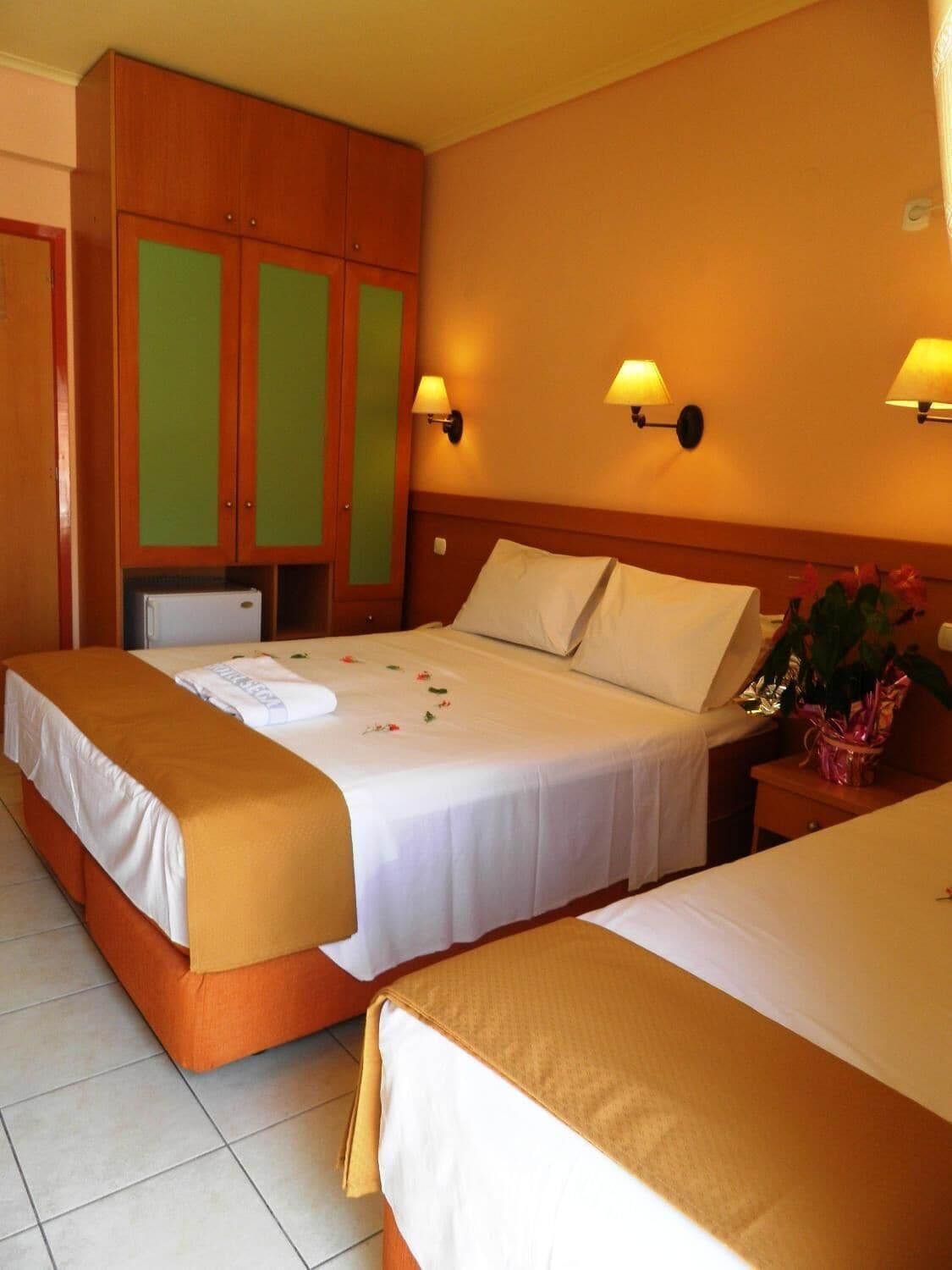 Sengetøy av topp kvalitet, memory foam-senger, minibar og safe på rommet