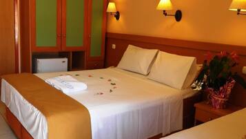 Sengetøy av topp kvalitet, memory foam-senger, minibar og safe på rommet