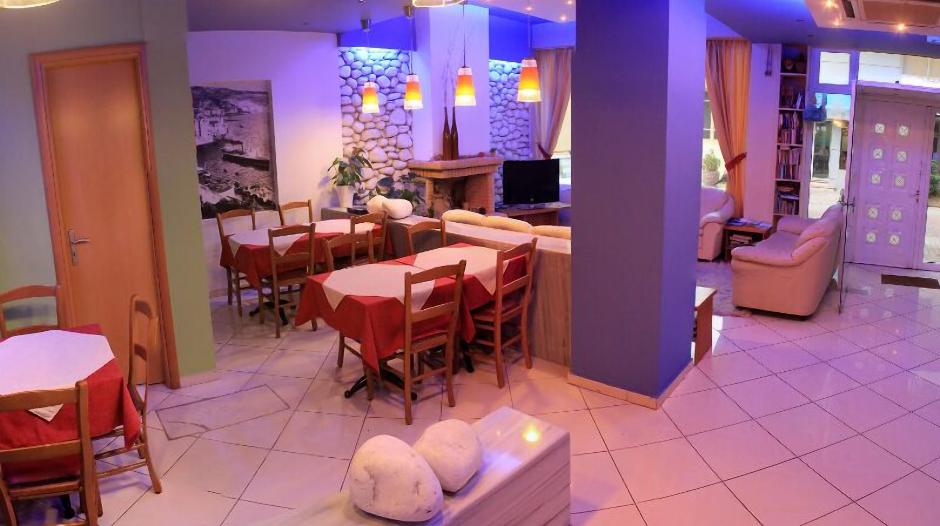 Daily continental breakfast (EUR 6 per person)