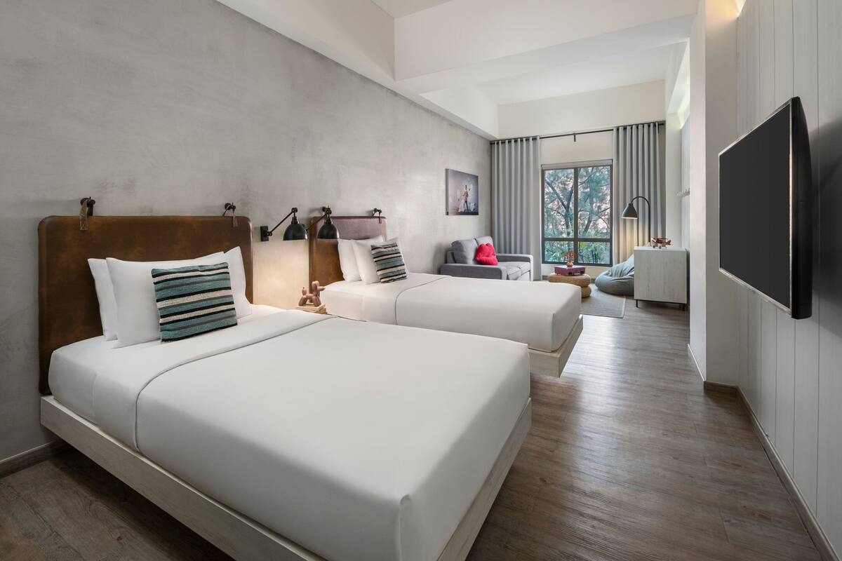 Phòng Suite, 2 giường đơn | Nệm có lớp đệm bông, két bảo mật tại phòng, bàn 