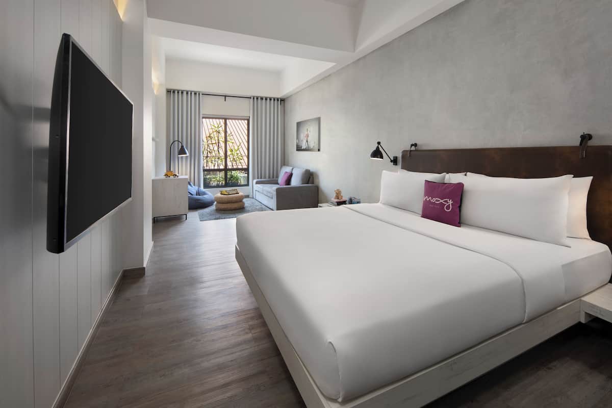 Phòng Suite, 1 giường cỡ queen | Nệm có lớp đệm bông, két bảo mật tại phòng, bàn 
