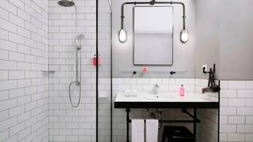 Ducha, secador de pelo, zapatillas y toallas