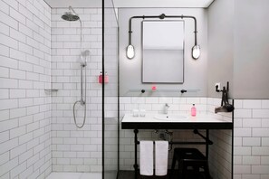Dusche, Haartrockner, Hausschuhe, Handtücher