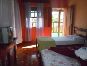 Habitación triple estándar, 1 habitación | Escritorio y cunas