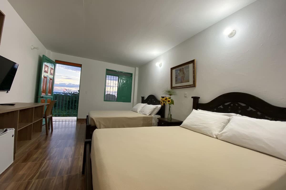 triple room | 1 bedroom, in-room safe, desk, iron/ironing board