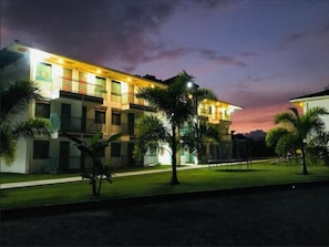 Front of property – evening/night - Hotel Campestre Paraiso Cafetero (Montenegro)