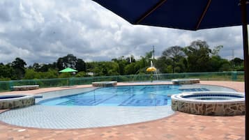 Una piscina al aire libre