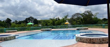 Una piscina al aire libre