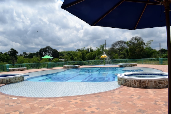 Una piscina al aire libre