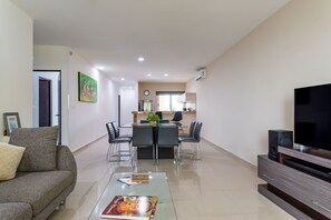 Huoneisto, useita sänkyjä, näköala puutarhaan (Sabbia 2104 - 3 bedrooms all-in suite) | Oleskelualue | Taulutelevisio, DVD-soitin, lämmitetyt lattiat